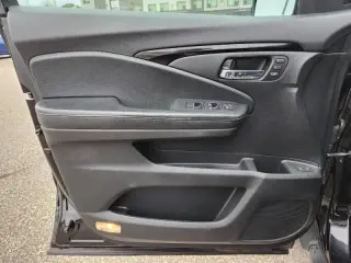 2020 Honda Pilot Touring w/Rear Captain's Chairs