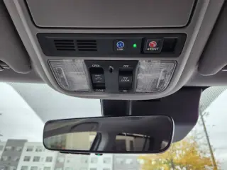 2020 Honda Pilot Touring w/Rear Captain's Chairs