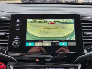 2020 Honda Pilot Touring w/Rear Captain's Chairs