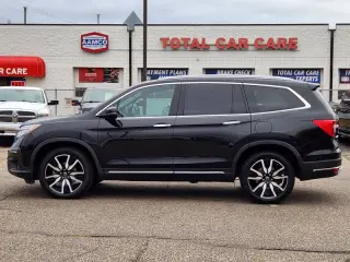 2020 Honda Pilot Touring w/Rear Captain's Chairs