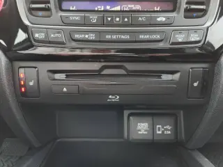 2020 Honda Pilot Touring w/Rear Captain's Chairs
