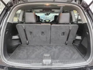 2020 Honda Pilot Touring w/Rear Captain's Chairs