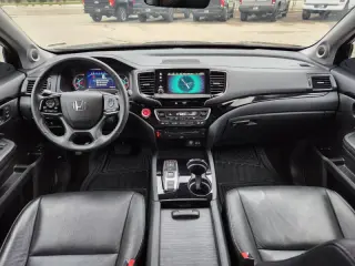 2020 Honda Pilot Touring w/Rear Captain's Chairs