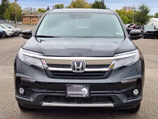 2020 Honda Pilot Touring w/Rear Captain's Chairs