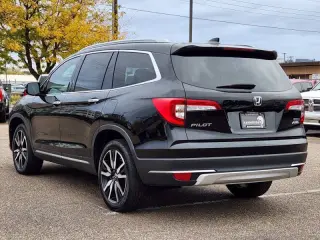 2020 Honda Pilot Touring w/Rear Captain's Chairs