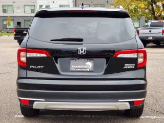 2020 Honda Pilot Touring w/Rear Captain's Chairs