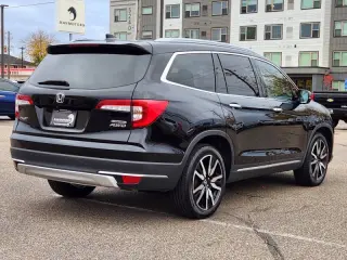 2020 Honda Pilot Touring w/Rear Captain's Chairs