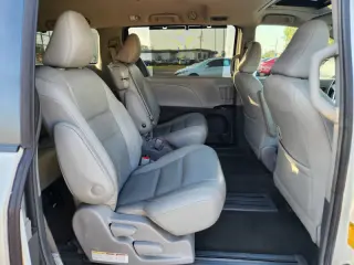 2018 Toyota Sienna XLE 7-Passenger Auto Access Seat