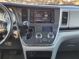 2018 Toyota Sienna XLE 7-Passenger Auto Access Seat