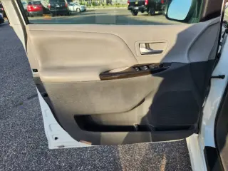 2018 Toyota Sienna XLE 7-Passenger Auto Access Seat