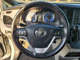 2018 Toyota Sienna XLE 7-Passenger Auto Access Seat