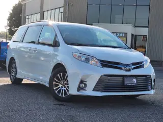 2018 Toyota Sienna XLE 7-Passenger Auto Access Seat