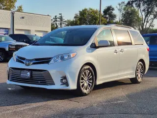 2018 Toyota Sienna XLE 7-Passenger Auto Access Seat