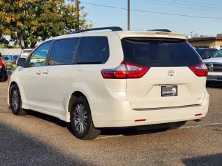 2018 Toyota Sienna XLE 7-Passenger Auto Access Seat