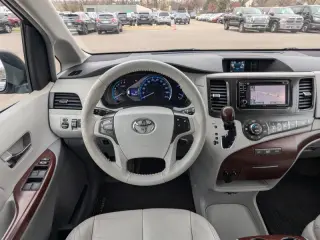 2014 Toyota Sienna XLE 7-Passenger Auto Access Seat