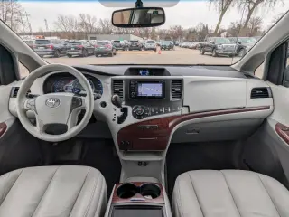 2014 Toyota Sienna XLE 7-Passenger Auto Access Seat