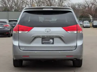 2014 Toyota Sienna XLE 7-Passenger Auto Access Seat