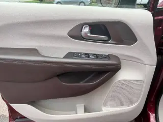 2021 Chrysler Voyager LX