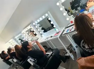 CLASES MAQUILLAJE Y PEINADO