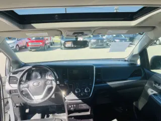 2017 Toyota Sienna SE 8-Passenger