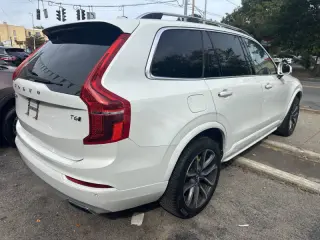 2017 Volvo XC90 T6 Momentum
