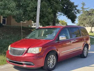 2014 Chrysler Town and Country Touring-L