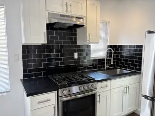 !! MOVE-IN-SPECIAL !!  Fully Renovated Studio in Prime Los Angeles Location