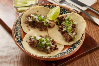 Tacos con tortillas hechas a mano