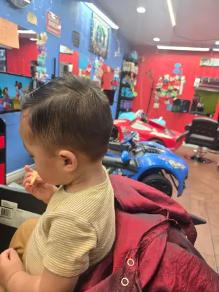 Urge Barberos O ESTILISTAS