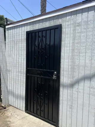 Elegante Puerta de Madera y Metal en Venta