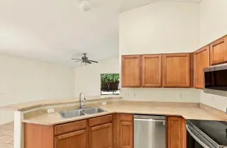 Bright & Sunny Home Ready to Move In