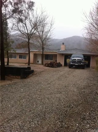 4 Recamaras 2 Banos en Hesperia Lote de Un Acre.