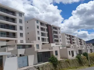 UN MES DE GARANTIA, SEMIAMOBLADO 370 INCLUYE MANTENIMIENTO 3 DORMITORIOS