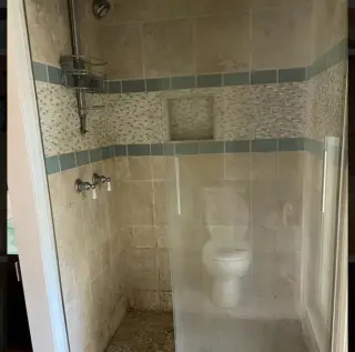 2 dormitorios y 2 baños con amplia sala
