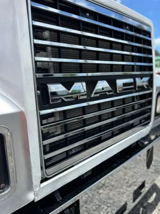 Camión Mack en Venta - Vehículo Pesado Confiable