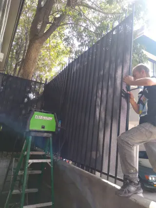 Busco alludantede soldador  con experiensia