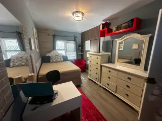 Cómoda Habitación Amueblada en Casa primer piso– Richmond Hill