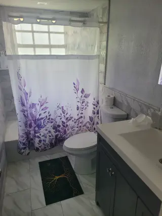 Rento un cuarto espacioso amueblado para una persona