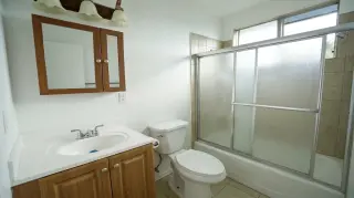 Amplio apartamento de 1 habitación en esquina superior con vistas al patio