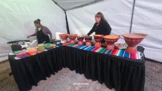 Cazuelitas de guisados con tortillas hechas a mano