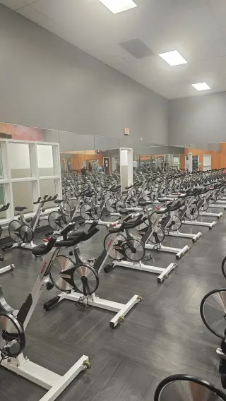 (Janitor) TRABAJA EN LA FITNESS Y ENTRENA GRATIS! (Part-Time) Limpieza