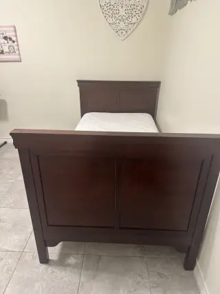 venta de 2 camas gemelas , escritorio de madera seminuevos