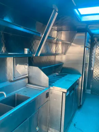 SE VENDE FOOD TRUCK SEMI NUEVA