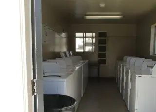 Depto espacioso y moderno en El Monte CA con calefaccion y garaje gratis