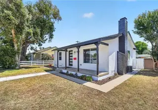 2-bedroom, 2-bathroom home located in the highly desirable Los Altos South