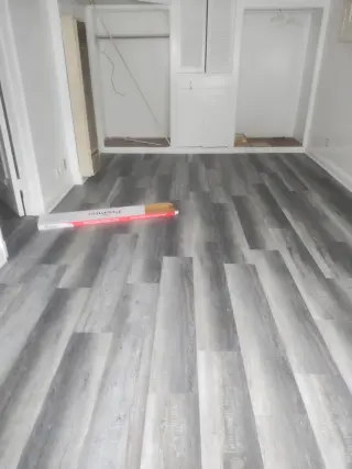 Instalación de pisos waterproof y alfombras