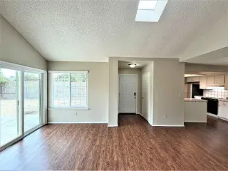 3 dormitorios, 2 baños, listo para habitar.
