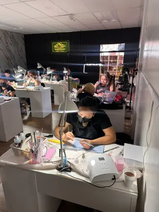 Curso de uñas acrilica disponible