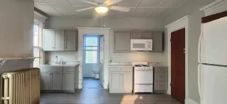 Depto 1 rec remodelado en Pomona CA bano nuevo pisos de madera pulidos