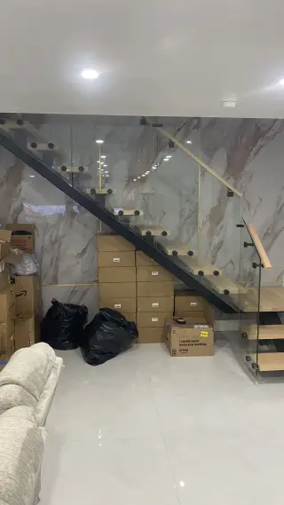Instalación de Barandilla de Vidrio Moderna para Balcón